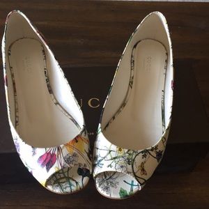 Gucci open toed flats